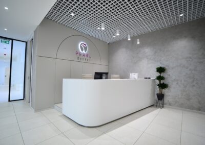 Elegancka lada recepcyjna na wymiar – funkcjonalne rozwiązanie dla biura w Warszawie.